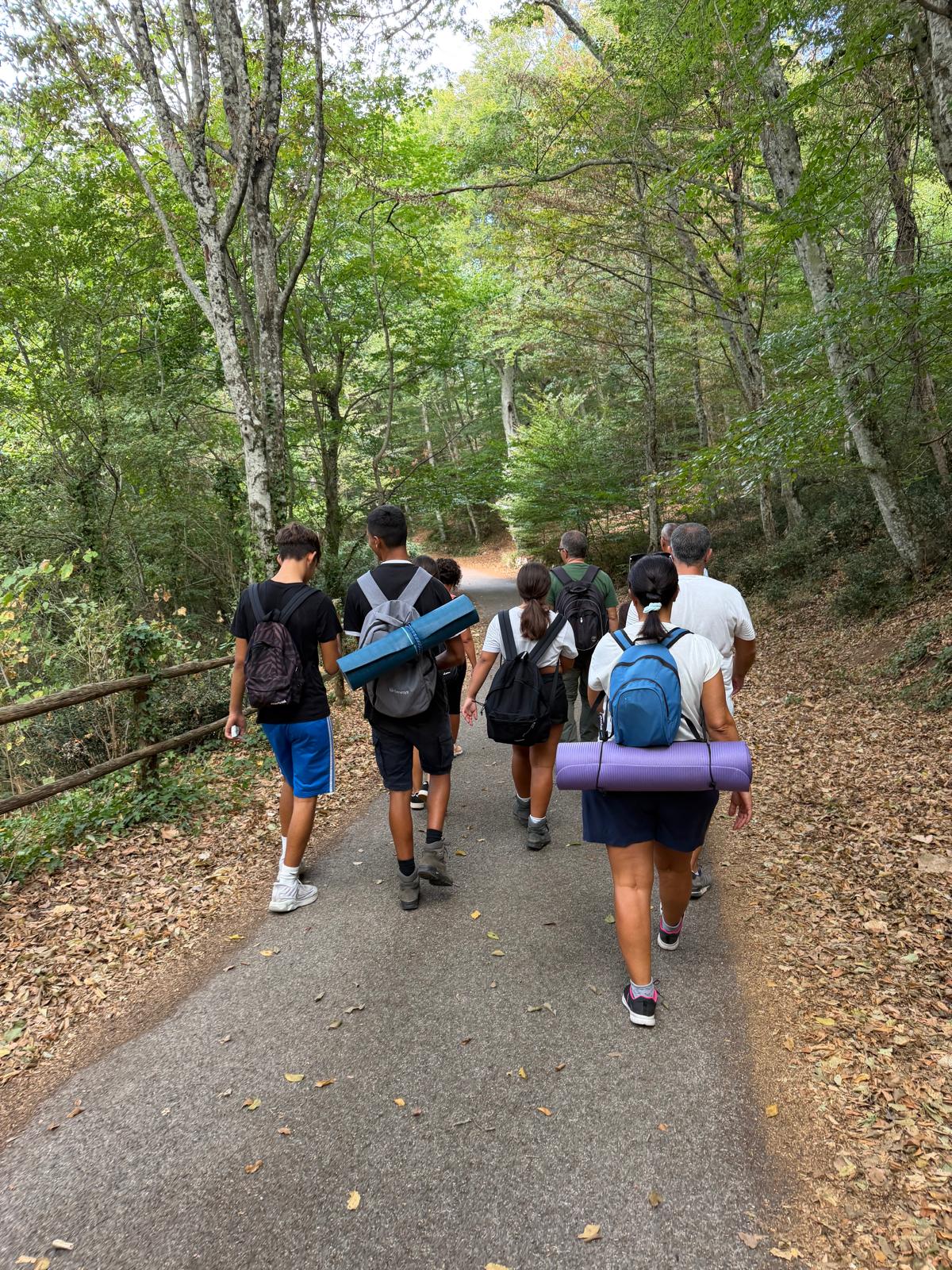 Forest Therapy al Faggeto di Allumiere – Progetto ERMES Ragazzi e famiglie durante la Forest Therapy al Faggeto di Allumiere